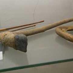 P1180367     Attrezzi agricoli e-o per la caccia.